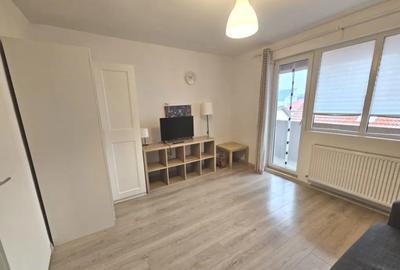 Garsonieră decomandată, mobilată în Est