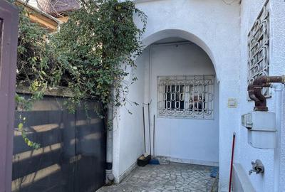 Casă individuală cu 6 camere cu Canalizare în Central - 3