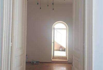 Casă cu 7 camere cu Teren 400 Mp în Central