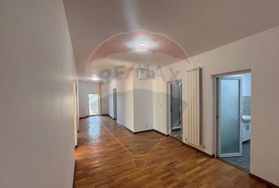 Spa?iu Generos de Inchiriat Ideal pentru Birouri, C... - 1