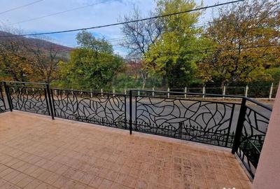 Casă cu 5 camere cu Teren 465 Mp în Dărmănești