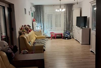 Casa  de vânzare cu 2 fronturi stradale zona Lunei
