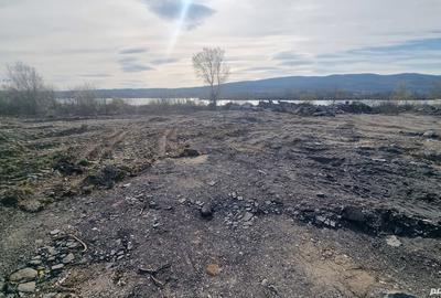 Teren de 4200 mp, în Gura Văii