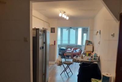 Apartament cu 3 camere decomandat în Independenței