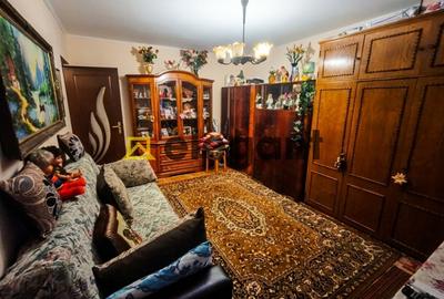Apartament cu 3 camere decomandat în Rovine