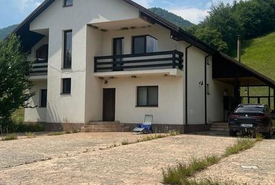 Casă cu 7 camere cu Teren 11000 Mp în Central