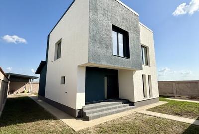 Vila de vanzare in Frumusani - 4 camere, foisor si curte spatioasa