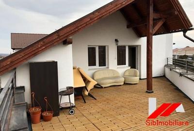 Penthouse cu 4 camere semidecomandat în Lazaret