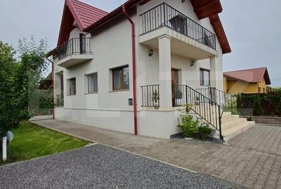 Casa cu 5 camere, 198 mp, 600 mp teren, in cartierul Primaverii