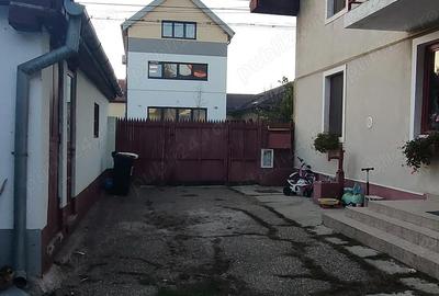 Casă cu 6 camere cu Teren 570 Mp în Aradului