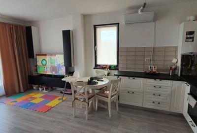 Apartament cu 3 camere decomandat, mobilat în Păcii