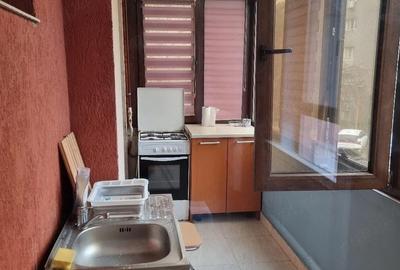 Apartament cu 2 camere decomandat în Km 5 - 1