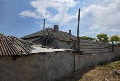Casă cu 2 camere cu Teren 1722 Mp în Vadu