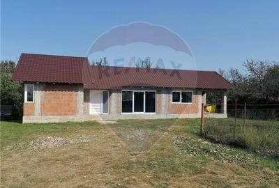 Casa la rosu spre vanzare,  Busag, acces privat - 2