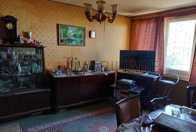 Apartament cu 3 camere semidecomandat în Colentina