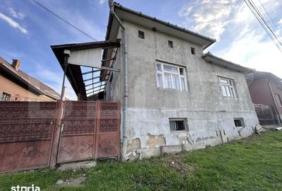 Casă cu 4 camere cu Teren 2000 Mp în Mărișelu