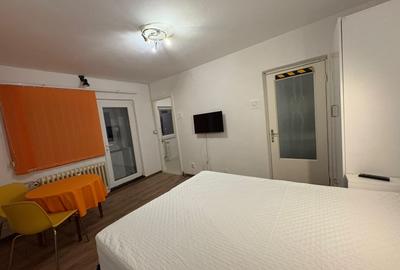 Garsoniera, 30 mp, semidecomandata, Cartier 1 Mai, Zona Spital Nr. 1 - 2
