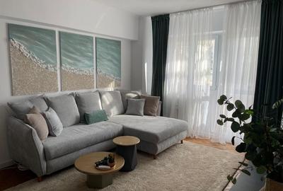 Apartament cu 3 camere semidecomandat, mobilat în P-ța Victoriei