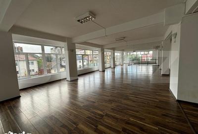 Spațiu comercial, de 220 mp, în Central - 3