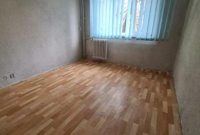 Vand apartament 2 camereetj.3 din 4.tel. - 4