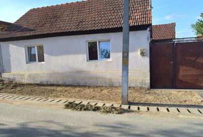 Casă cu 4 camere în Finiș