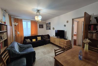 Apartament cu 3 camere decomandat, mobilat în Titan