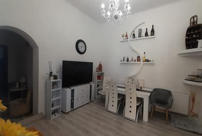 Apartament cu 2 camere semidecomandat, mobilat în Central