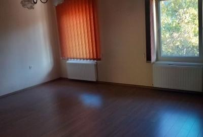 Casă cu 4 camere în Central - 2