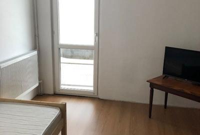 Apartament cu 3 camere semidecomandat în Berceni - 1