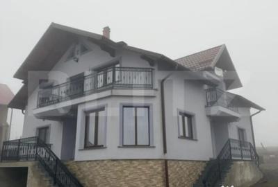 Casă cu 7 camere cu Teren 1800 Mp în Central