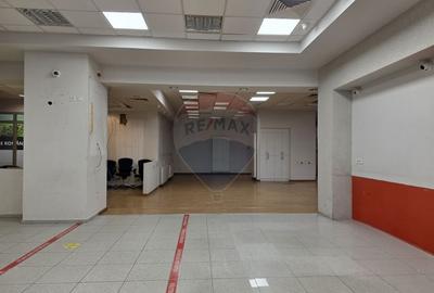 Spațiu comercial, de 295 mp, în Central - 8
