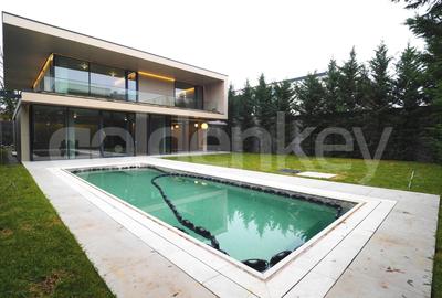 Casă individuală cu 7 camere cu Canalizare în Iancu Nicolae