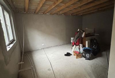 Casă cu 3 camere cu Teren 2500 Mp în Costești - 2