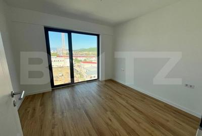 Apartament cu 3 camere semidecomandat în Independenței