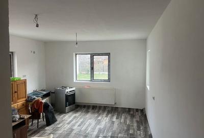Casă cu 4 camere cu Teren 2000 Mp în Luna - 4