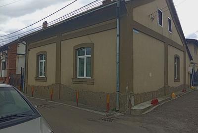 Casă cu 4 camere în Central - 2