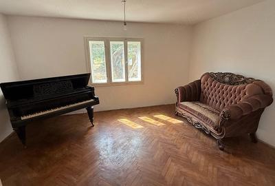 Casă cu 6 camere cu Teren 2000 Mp în Central