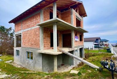 Casă cu 2 camere cu Teren 300 Mp în Central