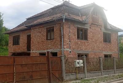 Vand casa la rosu