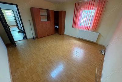 Spațiu comercial, de 50 mp, în Central - 3