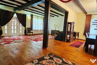 Casă cu 7 camere cu Teren 1250 Mp în Central