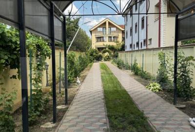 Casă cu 7 camere cu Teren 1200 Mp în Central