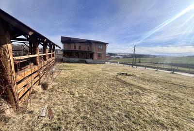 Casă cu 5 camere cu Teren 6000 Mp în Central - 1