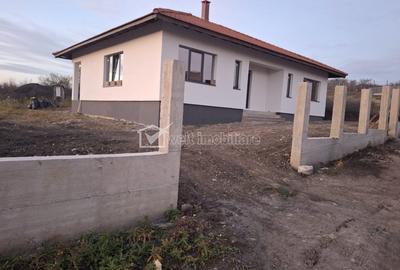 Casă cu 3 camere cu Teren 125 Mp în Aeroport