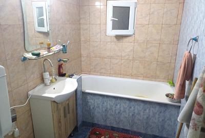 Apartament cu 2 camere decomandat în Calarași 4