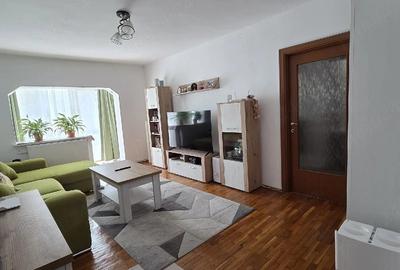 Apartament cu 2 camere semidecomandat în Craiovița Nouă