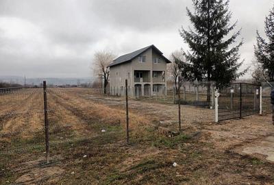 De inchiriat -Teren intravilan (1,27 ha) cu deschidere 52 m la DN73 cu cladire P+2 - 1