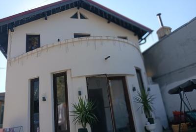 Casă cu 4 camere în Central