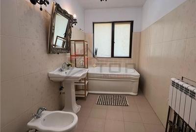 Casă cu 7 camere cu Teren 750 Mp în Bârnova