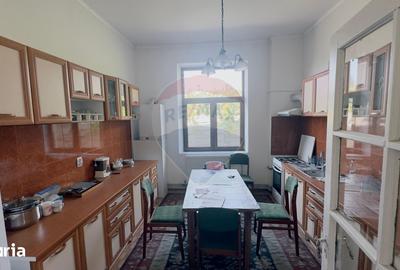 Casă cu 6 camere cu Teren 3300 Mp în Central
